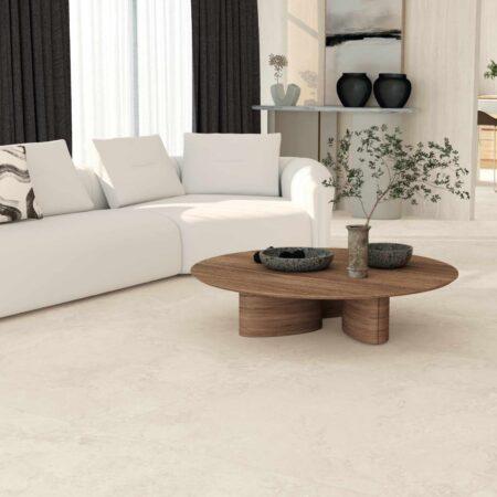 Feinsteinzeug Travertin Cross Bone in Creme in hellem Wohnraum