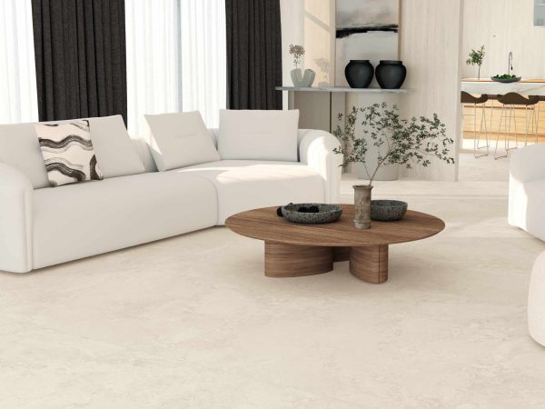 Feinsteinzeug Travertin Cross Bone in Creme in hellem Wohnraum